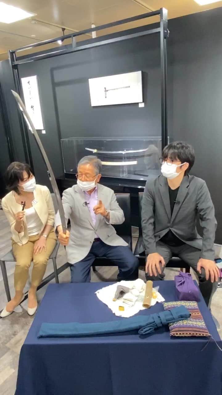 のインスタグラム：「7月28日から開催される【NEO JAPONISM イセタンアート】にて 現在、新たな魅力が見出されている刀剣が集結するほか、大正ロマンを代表する美人画家でありデザイナーの竹久夢二、昭和初期に美の先駆け者として一世を風靡した中原淳一の作品たちをご紹介します。  今回のインスタライブでは、 株式会社studio仕組み代表取締役 河内晋平さん 刀匠 河内國平さんをゲストにお迎えして、“刀剣”の魅力をたっぷりと伺いました。 刀剣の歴史や刀剣鑑賞のポイントも教えていただきました。  NEO JAPONISM イセタンアート 〜日本のアートの魅力・刀剣そして竹久夢二と中原淳一を巡って〜 ■7月28日(水)〜8月2日(月)※最終日午後6時 ■本館6階 催物場  @isetanartgallery @studio_shikumi」
