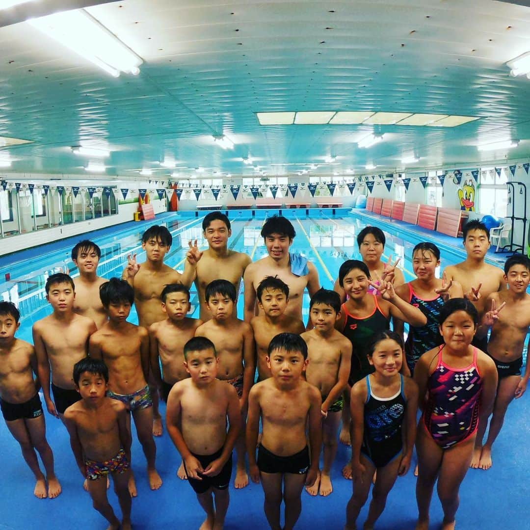 山口観弘さんのインスタグラム写真 - (山口観弘Instagram)「先日佐賀県のBeat伊万里さんの プールで団体でレッスンさせて いただきました！  このご時世なので、100人を 3回に分けてレッスンしましたが、 選手のみんなが話や泳ぎをしっかり 見てくれてとても充実した 時間となりました😊  最近選手を見る機会が増えて感じるのは選手本人の考え方、練習の仕方次第で目標を達成できるんだなと思いました。  目標を持った選手達のサポートや、 手伝いをできる柔軟な考え方のできるコーチになりたいなと新しい目標ができました。  地方でも出張行くのでぜひ 活用してください👌  #山口観弘 #AYSS #パーソナルコーチ  #パーソナルトレーナー #競泳トレーニング  #競泳 #出張パーソナル」7月27日 19時35分 - akihiro_yamaguchi0911