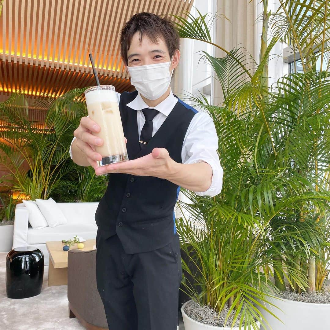マキ・コニクソンさんのインスタグラム写真 - (マキ・コニクソンInstagram)「Tokyo Edition Toranomon Hotelは緑が多くてめちゃくちゃスタイリッシュなホテル！✨✨  ロビーレベルにはロビーバーがあってそれぞれセクションが分かれていて全部コンセプトが違うの！ただ一つ共通してるのはカーテンを開けるとタワー様🗼がドカァ〜ンと見えるのです！☝🏼  写真一枚目のバーカウンターもお洒落で思わず写真を撮りたくなってしまう！  ティーマスターのリョウタ君が美味しいロイヤルミルクティーを作ってくれたの！ (写真8枚目) Mahalo, Ryota!!  和朝食も美味しかったよ！ 盛り付けも綺麗でした！ (写真9枚目)  ロビーレベルを動画で撮ったので みて下さぁい！😊  どこもかしこも映えするお洒落な ホテルだから是非行ってみてね！  #東京エディション虎ノ門  #tokyoeditiontoranomon  #スタイリッシュなホテル #コニクソンのホテルレポ✍🏻」7月27日 11時41分 - makikonikson