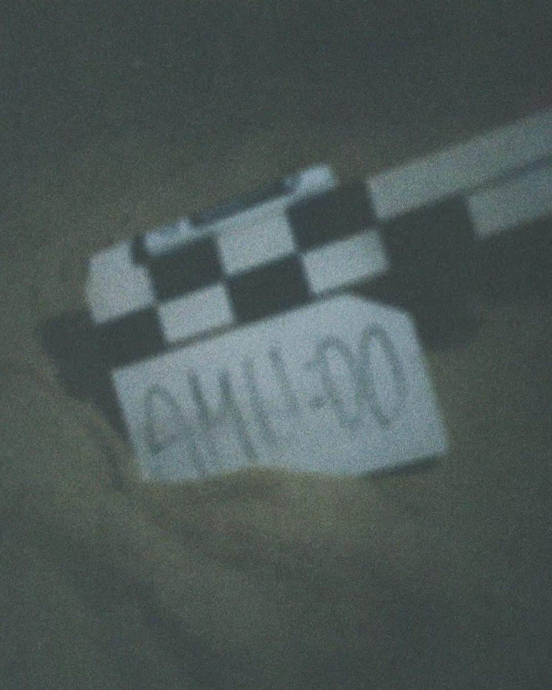 山下歩のインスタグラム：「HY公式短編映画『AM11:00』🎥  山下歩が初監督をさせていただいた短編映画「AM11:00」  お話しはまず @kuriyama_kenichi から「監督やってみない？」と声を掛けてもらったところから始まります。初の試みの機会をくれた健一には心から感謝！  AM11:00という曲が生まれた経緯をHYのSHUNさんにうかがい、僕の中で段々とストーリーが見えてきました。最後はなんと「半沢直樹」等、数々の作品に携わっている脚本家の神田優さんと一緒に物語を完成させていただきました。  まず最初にキャスティングを決めていたのが、 @karin_karin0516 宮城夏鈴さん。彼女の美しさの奥に輝く沖縄の女性の魂が、作品に込めたメッセージを見事に表現してくれています。本当にありがとう！  主演は、栗山健一と僕の共通の友人、泉澤祐希 @yuki.izumisawa が引き受けてくれました。20年以上の俳優キャリアを持つ彼が、僕ら新参者に加勢してくれたことに心から感謝。祐希がいなかったらこの作品は間違いなく完成していません。  撮影地は神奈川と沖縄。クルーは平均年齢25歳くらい、若手の優秀な仲間たちがたくさん関わってくれました。特に半年以上前から一緒に脚本、そして全体を進めてくれた健一、竜馬 @kosa_88888 そして梅ちゃん @_umemm_ 。この3人には感謝しきれないです！本当にありがとう。  照明部、録音部、アシスタント、ヘアメイク、スタリスト、場所を貸してくださった方々、俳優のみなさん、この作品に関わってくださった皆さん、僕たちにこの曲を委ねてくださったHYさん @hy_road_922 、美しい自然と絶好の青空を魅せてくれた沖縄、いつもそばで助けてくれた見えない存在たち、すべてに心から感謝してます。   そしてなんと！🎉 その作品がこの度、 YouTubeに公開されました！どなたでもいつでもご覧いただけます。  沢山の奇跡が詰まった、そして魂に語りかける作品になっています。ぜひぜひご覧ください！  健一とだらだら撮影の裏話してる動画も僕のYouTubeに載せるよ！それも併せてチェックお願い✌🏼✨  Behind the scenes photo by @kosa_88888   #behindthescenes」