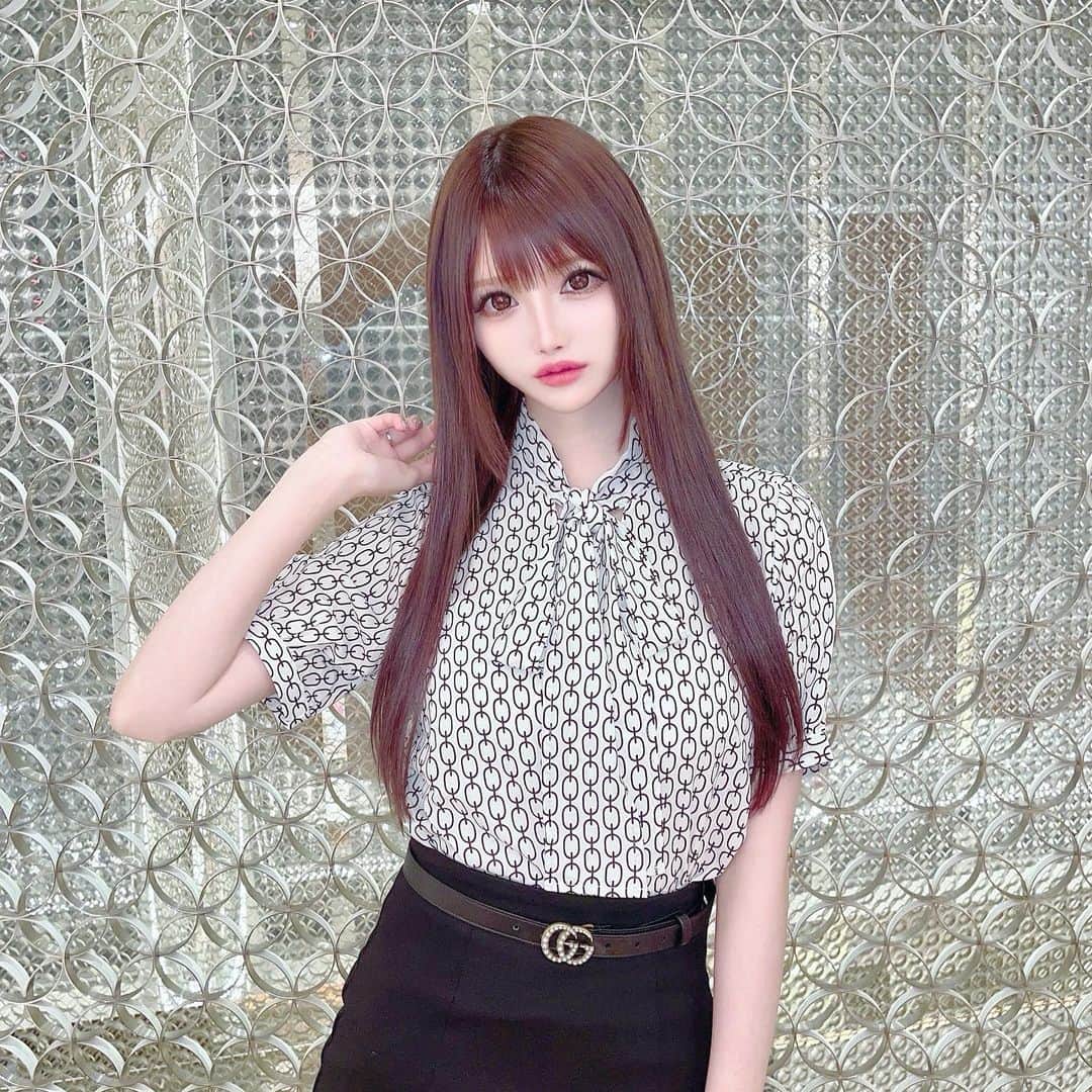 のインスタグラム：「キリッ(*`･ω･´)  ブラウスかわち💓🧁 @sucredouceur_official   #シュクレドゥシュール#sucredouceur#新商品#ブラウス#コーデ#ロングヘア #ストレートヘア」
