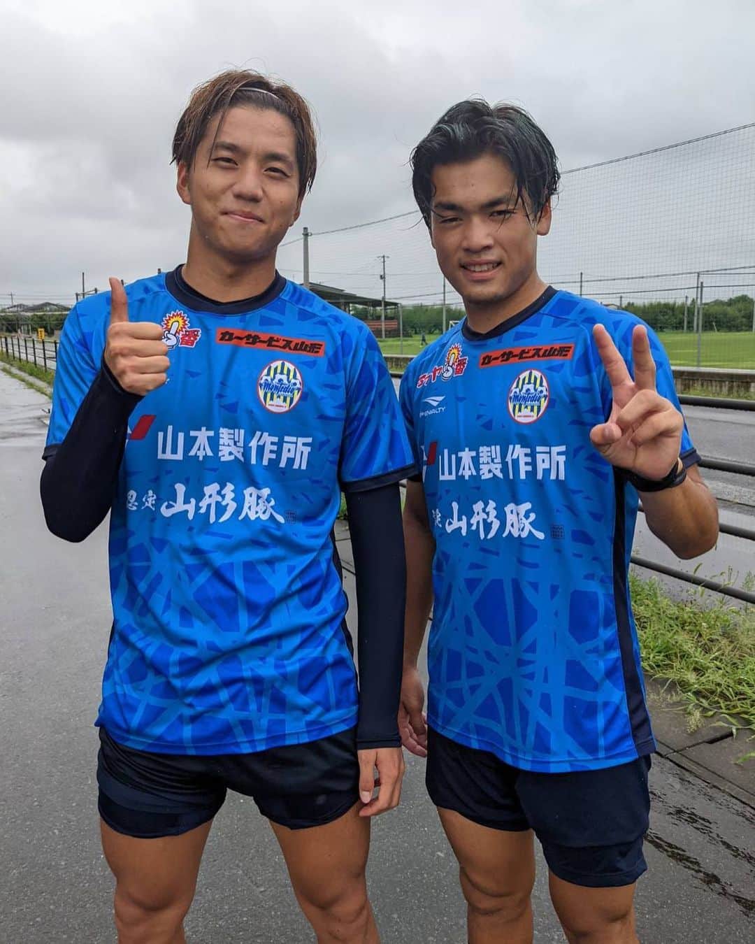 山田康太のインスタグラム：「new family✨ 樺山が撮りましょ撮りましょ言うから…😕  中断明けの千葉戦に向けてしっかりトレーニングしていきます！！  次はホームだしたくさんのファンサポーターと共に戦いたい！！ スタジアムで待ってます🏟💪🙇‍♂️」