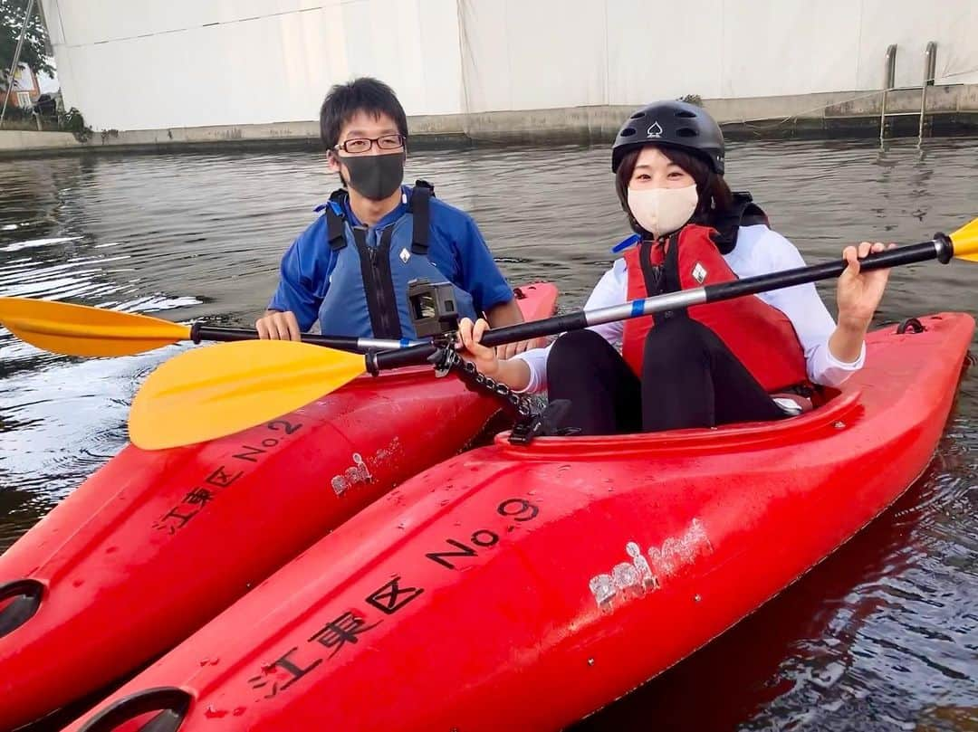 阿部真澄のインスタグラム：「.  先日 江東ワイドスクエアのロケで #竪川河川敷公園 のカヌーカヤック場に行きました！  竪川河川敷公園は 首都高7号線の高架下に2.4km続く区立公園で、インストラクター指導のもとカヤック体験ができるんです🛶  感染対策をしながら夏休みは毎日営業しています☀️  現役アスリートのインストラクター坂口さんに手取り足取り教えていただき、ほぼ初めてのカヤック挑戦！ わたしの奮闘はいかに！？  放送は来週の予定です☺️  📺区政情報番組「江東ワイドスクエア」(11CH) 7/25(日)〜7/31(土) 9:00〜,12:00〜,15:00〜,19:00〜放送  #アナウンサー#フリーアナウンサー#ナレーター#司会#司会者#キャスター#ケーブルテレビ#江東ワイドスクエア#江東区#豊洲#清澄白河#門前仲町#亀戸#阿部真澄 #kotoku#kiyosumishirakawa#toyosu#monzennakacho#kameido」