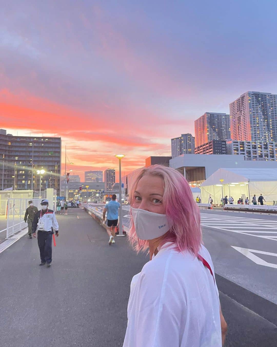 サラ・ショーストレムのインスタグラム：「The beautiful pink sky in Tokyo inspired me to color my hair 💞☺️」