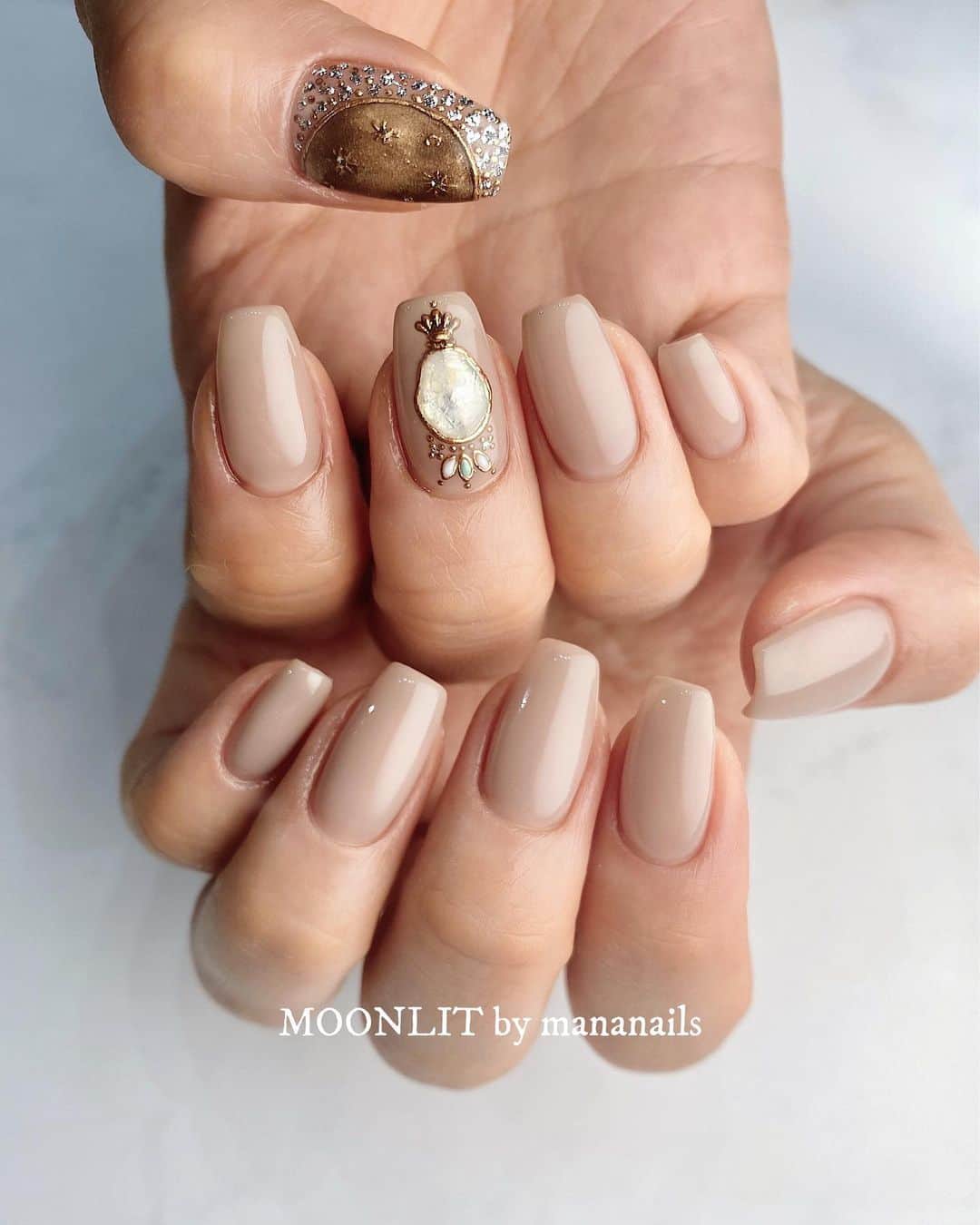 mananailsさんのインスタグラム写真 - (mananailsInstagram)「beige × jewelry  シンプルなベージュに 存在感のあるジュエリーアート🌔  ☾2 designs」7月27日 13時54分 - mananails