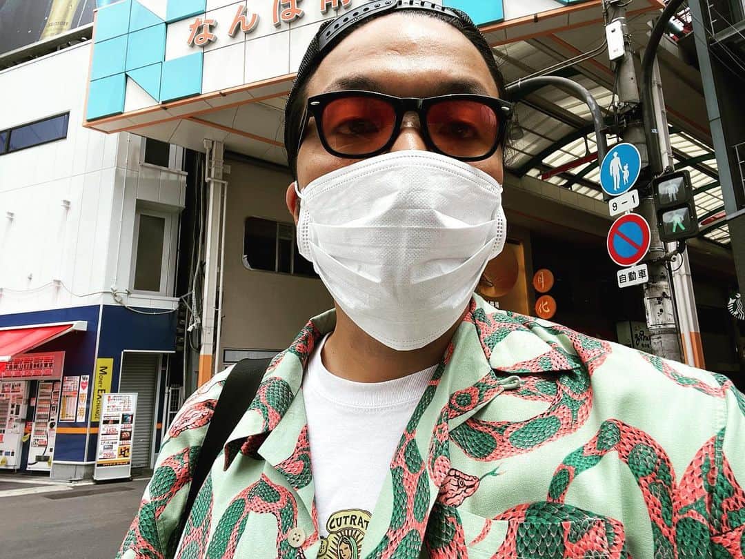 盛山晋太郎のインスタグラム：「普通にこれで歩いてたら「カスカップルおるやんけー！」ってカスカップルの男みたいな若い子達3人に追っかけられました。 「クセスゴのやつ楽しみにしてるでー！」って最後めっちゃ応援してくれました。ありがとう！！でも追っかけすぎやで！全員がひったくり犯みたいやったから！  #南大阪のカスカップル #南大阪は閑静な地域なのであしからず #クセスゴ #大阪じゃない方によく勘違いされますが #南大阪とミナミはまた別ですので！」