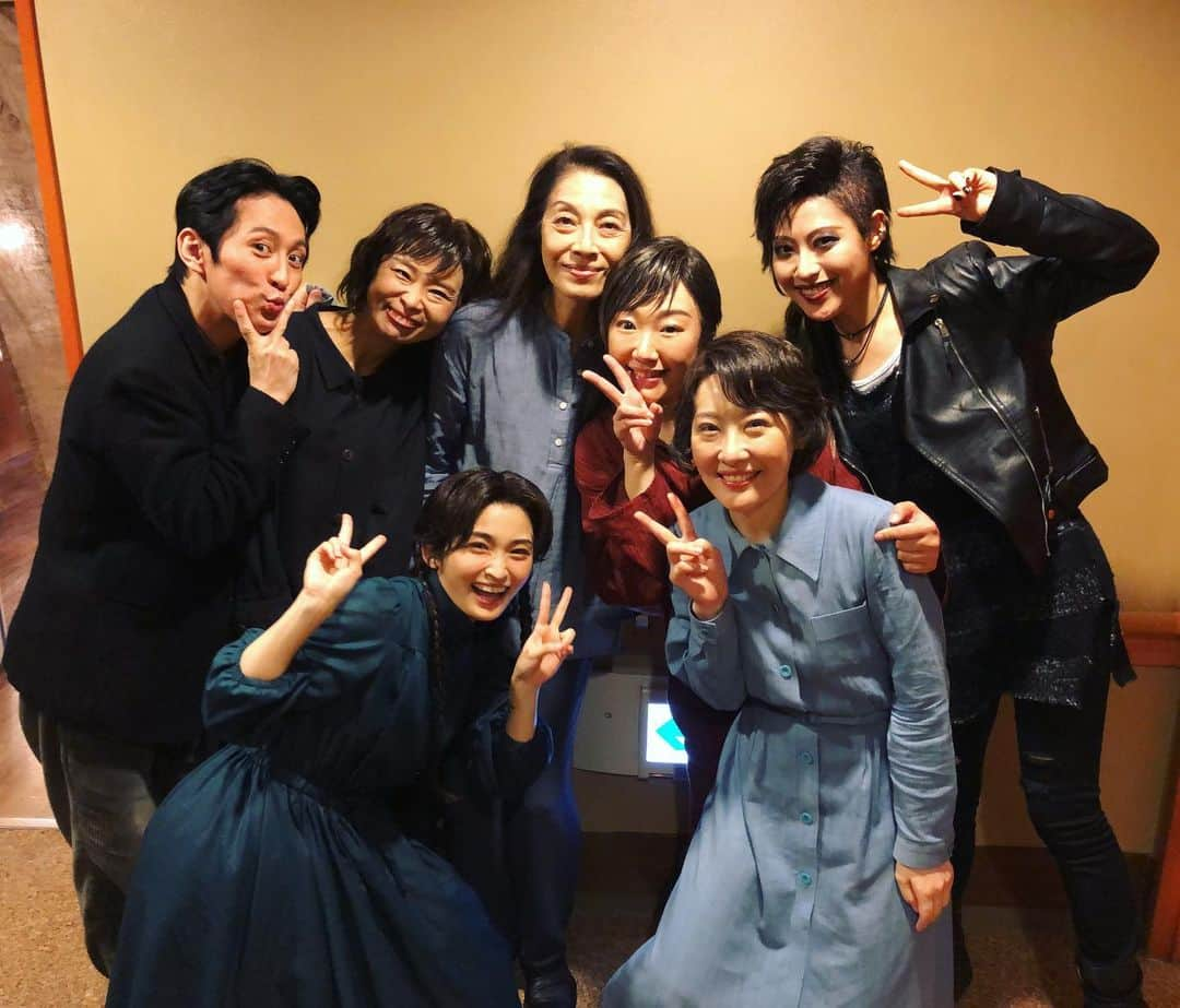 岡本玲さんのインスタグラム写真 - (岡本玲Instagram)「. 『森 フォレ』東京公演が無事終わり、明日は名古屋、来月は兵庫と向かいます。  足を運んで観劇してくださった皆様、心から感謝いたします。ありがとうございました！ 劇場に来られずとも、見守ってくださった皆様もありがとうございます🙏  そしてこれから名古屋、兵庫でご観劇くださる皆様、どうか楽しみにしていただけたら嬉しいです。  森フォレの世界に没頭していただけるよう準備して、劇場でお待ちしています🦒🐆🦜🐘🌲  写真は東京千穐楽後に皆さんと🤲 #成河 さん #瀧本美織 ちゃん #栗田桃子 さん #前田亜季 さん #松岡依都美 さん #麻実れい さん」7月27日 14時18分 - rei_okamoto