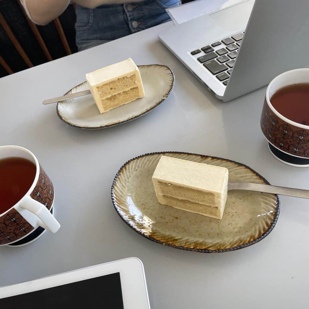 のインスタグラム：「#あか の執筆中、#SAVEUR のバターケーキがよく我が家にやってきてた。今なんかいきなりすごい食べたい。。🍰  あー。。おいしいお菓子ツアー誰かとしたい。お友達のみなさん8月半ばまで（その後しばし東京いない）で行きませんか連絡待ってます。RONAにも行かないとだよロナァに。。」