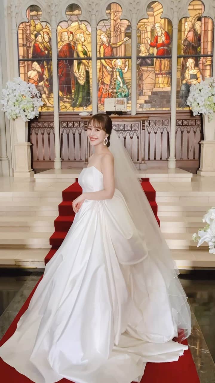 石川理咲子のインスタグラム：「#wedding @antoniorivamilano のドレス 華やかでとっても素敵でした🌹」