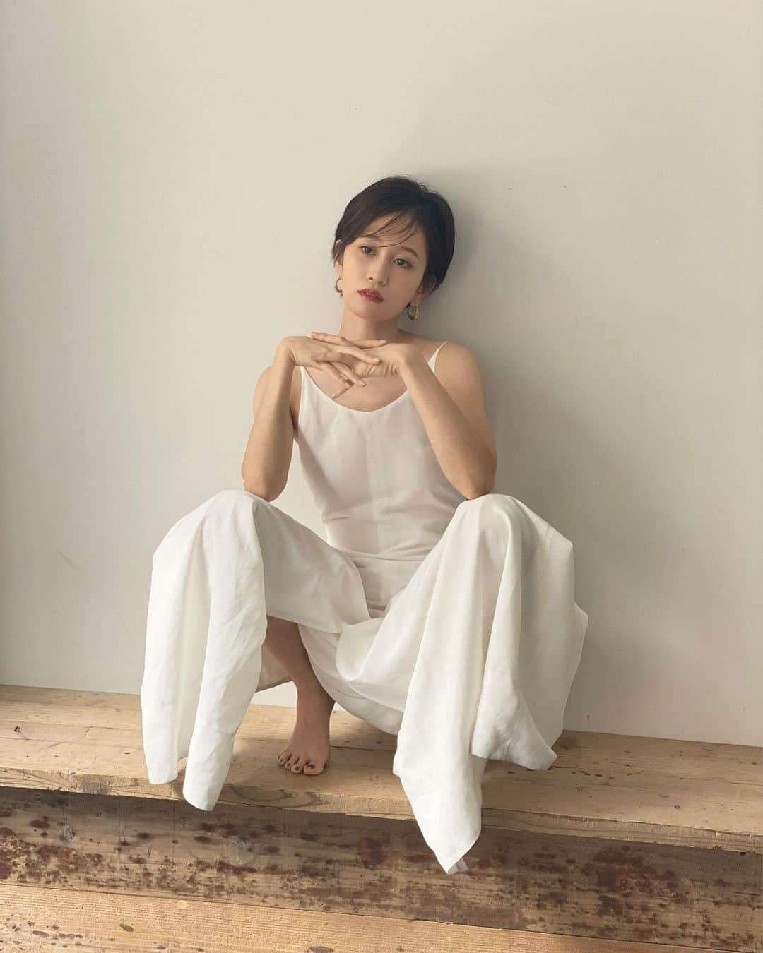 前田敦子さんのインスタグラム写真 - (前田敦子Instagram)「. 今回は最強女子チーム。 とにかくプロフェッショナルでカッコいい人達。  フォトエッセイは 写真も沢山ですが文章メインなので。 私の中で確実に切り離せない事とは、 を考えて自分と向き合うからはじめました。 29歳のときから作り始めて、 30歳になったときまでの気持ちを。  発売まで約3ヶ月、 完成したら皆さんに会える機会があるといいな。 色々みんなで打ち合わせしていきます☺︎  30代最高だった！ って言える10年にする！  そんな一冊を目指します！！！！」7月27日 15時45分 - atsuko_maeda_official