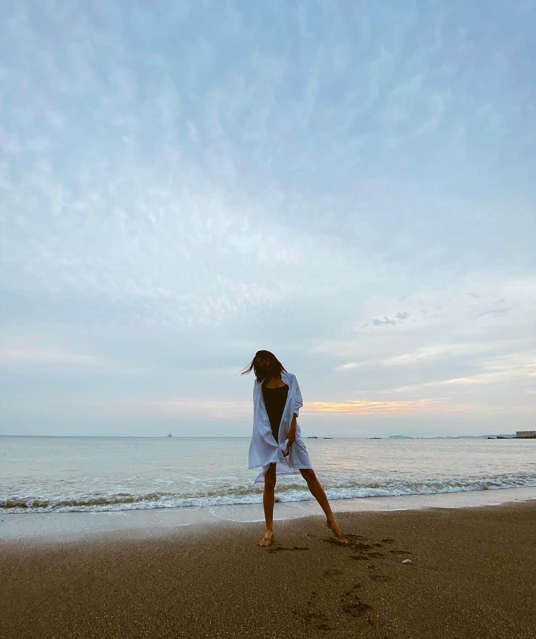 内山理名さんのインスタグラム写真 - (内山理名Instagram)「𝘌𝘢𝘳𝘵𝘩𝘪𝘯𝘨..⛅️⛅️  裸足で撮影。 空がとても綺麗でした。 * * shirt/ @protagonista_official_  swimsuit/ @uncrave_official」7月27日 16時12分 - rinauchiyama_official