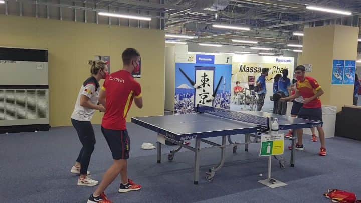 ガリア・ドボラクのインスタグラム：「Seguimos con la competición  de tenis de mesa alternativa en la villa. Hoy hemos jugado un dobles mixtos: @daniolmo7 y yo contra @pedrigonzalez y @mariaxiao 😁 @sefutbol @coe_es #elcorazóndeespaña #tabletennis #olympics #tokyo2020」