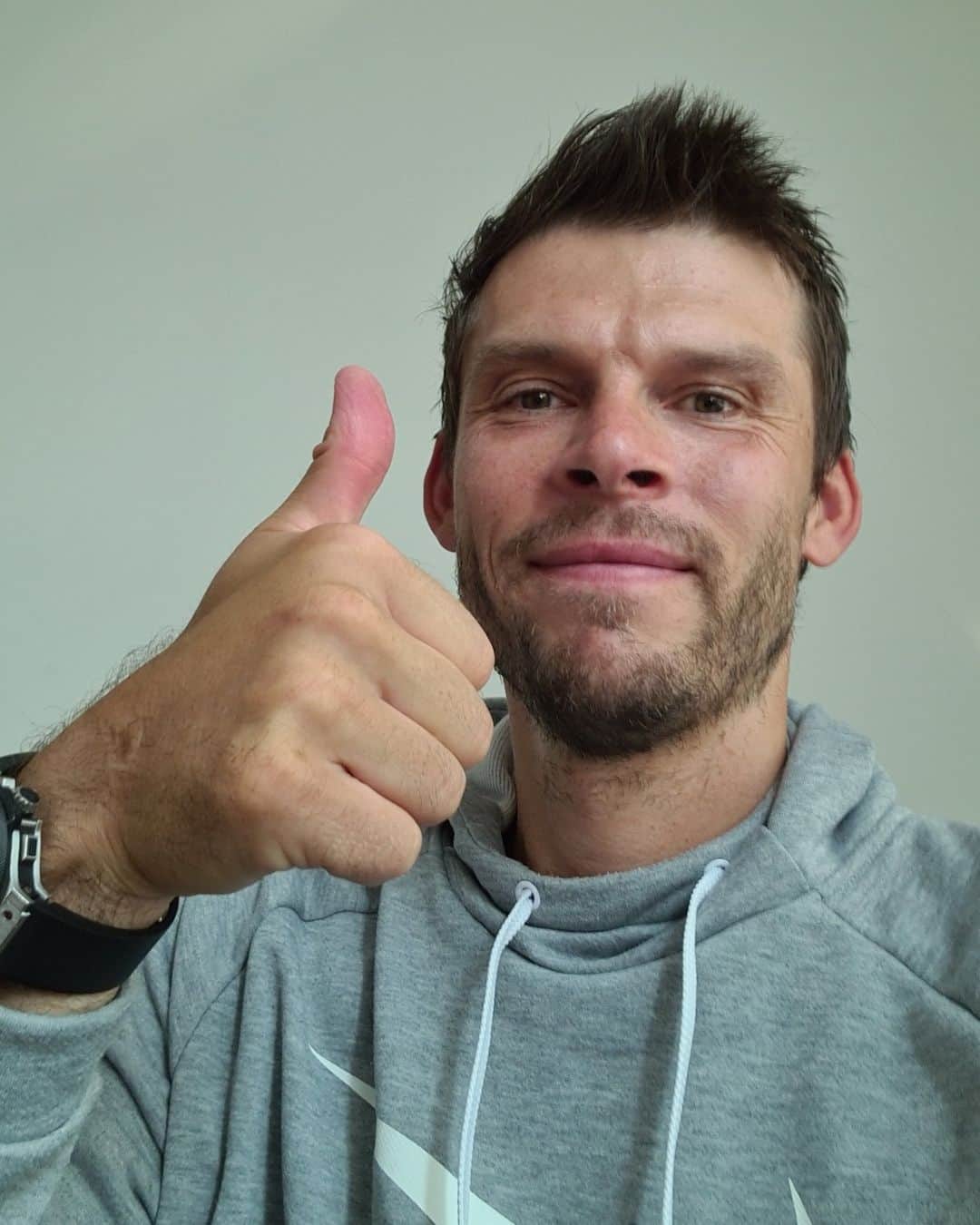 ルネ・ヤーステインのインスタグラム：「After 4 months without any training due to myocarditis after corona i got good news today that my heart is good again and that i can start with easy training and build up my body again. So looking forward to be with the team again 🔵⚪😍  #hahohe」
