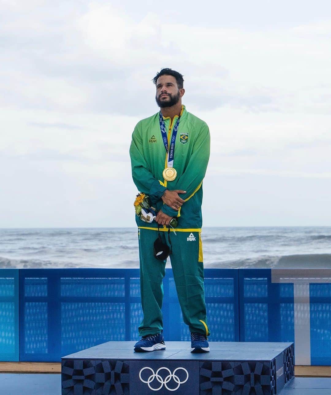 イタロ・フェレイラのインスタグラム：「DIZ AMÉM QUE O OURO VEM 🥇🇧🇷  Obrigado meu DEUS, Glória a ti. #surf」