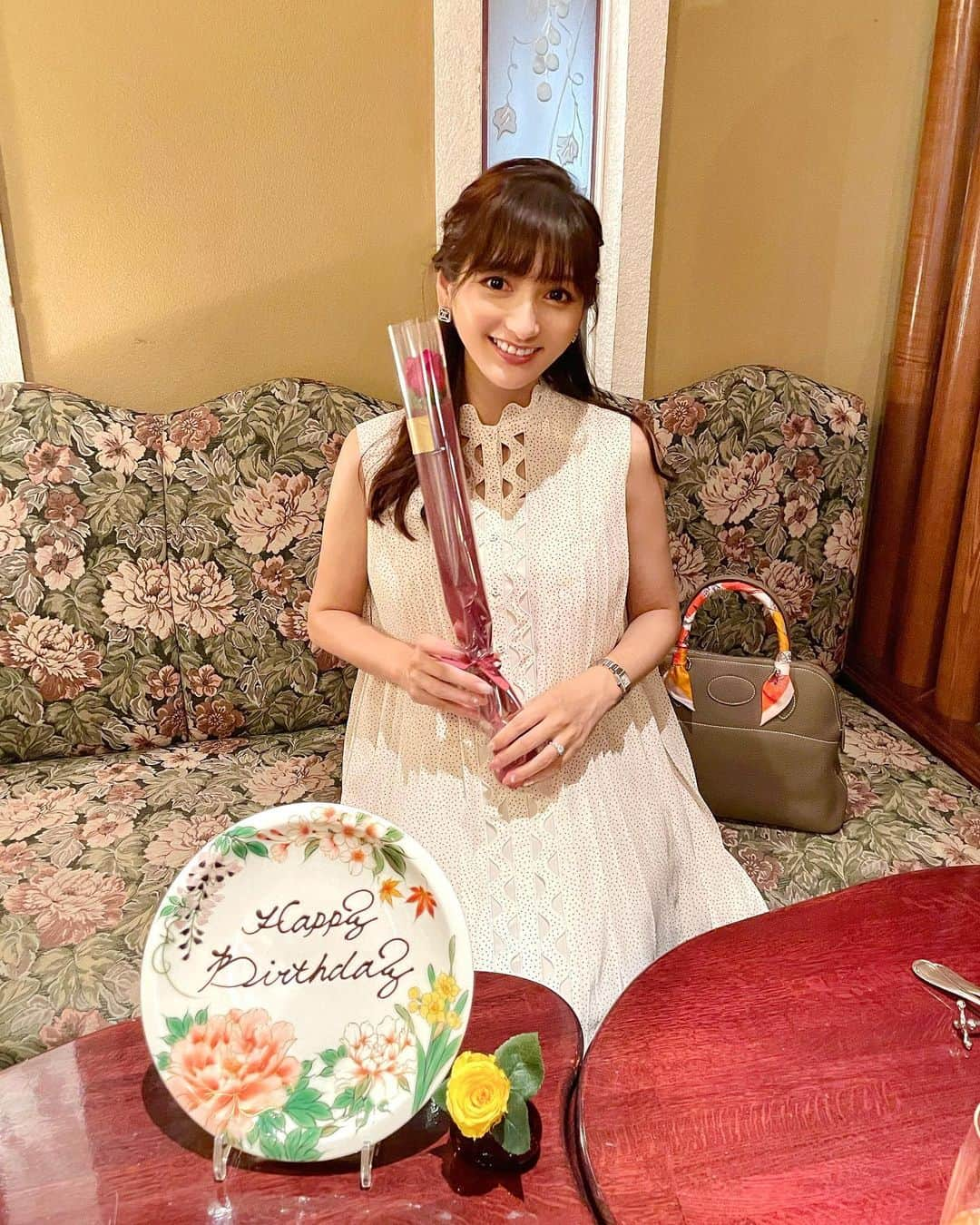 加藤瑠美さんのインスタグラム写真 - (加藤瑠美Instagram)「お誕生日当日は夫とうかい亭ランチ🍽🌹 何気に初めて伺ったのですが、 お子様連れの方が多くてほっこり癒されました❤️ 息子がもう少し色々食べられるようになったら 一緒に個室でいただきたいな👶🏻 お肉はもちろん鮑が柔らかくてとっても美味しかった〜❣️  dress @celford_official #celford  bag @hermes #hermes  📍 銀座うかい亭 @ginzaukaitei  東京都中央区銀座5-15-8  時事通信ビル1F 03-3544-5252  #birthday#birthdaylunch#mybirthday#instasweet#rubi__restaurant#instafood#instagood#happy#lunch#japanese#mybirthday#birthday#ginza#マタニティーライフ#ぷんにーらいふ#マタニティファッション#第二子妊娠中#お誕生日#バースデーランチ#新米ママ#男の子ママ#女の子ママ予定#銀座#銀座うかい亭#鉄板焼き#ボリード#エルメス#ボリード31」7月27日 20時20分 - katorubi