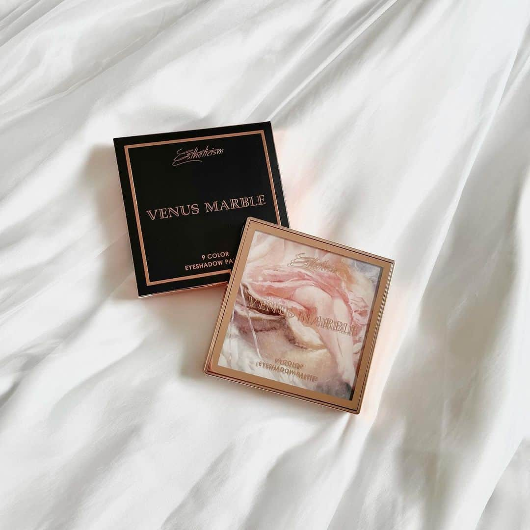 広瀬まのか︎さんのインスタグラム写真 - (広瀬まのか︎Instagram)「VENUS MARBLE @venusmarble  9COLOR EYESHADOW PALETTE 🌜Estheticism🌛 ⁡ ⁡ もうビジュアルからロマンチックで、‪‪❤︎‬ シャドウも可愛すぎる色でそろってるの‪です 特にラメが美しい… そして鏡の映りが綺麗🪞 ⁡ ⁡ #venusmarbleeyeshadow #venusmarble #ヴィーナスマーブル #Estheticism #アイシャドウパレット」7月27日 20時22分 - manoka_hirose