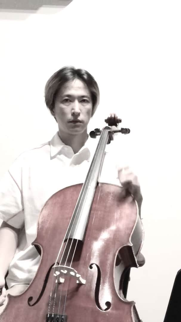 秋山真太郎のインスタグラム：「351日目✨Day351✨ If a 38-year-old man who can't read musical score suddenly starts playing the cello🎻 #チェロ#cello#첼로#클래식#enniomorricone#エンニオモリコーネ#愛のテーマ#themeoflove」