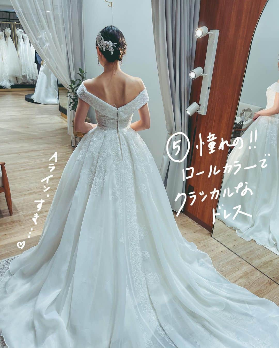 髙林梢絵さんのインスタグラム写真 - (髙林梢絵Instagram)「👰🤍👗 　 Revenge !! ウエディングドレス試着😍 2回戦目のきのうは ウエディングドレス5着、 カラードレスを2着！着てみました！ 　 きのうの時点では②に決めてたけど 結局これらではないのに決めてしまった…   ただ、本当にたくさんの形や素材の ドレスを着てみたことで 　 「露出の多いベアトップはニガテかも🥺」 「Aラインよりスレンダーが意外と好き？」 「サテンよりオーガンジーとかレース みたいな優しい素材感の方が似合いそう」 　 などなど、 自分の好みやNGを把握できました！ 　 ちなみに自分で着たい！って思ったやつより 試着室のお姉さんが「似合いそうです！」 と持ってきてくれたほうが1000%よかった… プロは、さすがだ、、、👏👏👏 　 　 全部一通り着てみて、 おとなっぽすぎる＆セクシーすぎる③と、 着てみたらめっちゃラブリーだった④は、 候補外となり💎 　 ①か②か⑤か！で悩みました。 わたしはもともとAラインの形ラブなので ⑤が好きだと信じてたけど、 ちょっとボリュームありすぎ？？🤔 石の教会には似合わないかも？？🤔 （天井高いけどバージンロードは狭めの教会）   と思い、結局、 スレンダーな形の①vs②の流れに❤️‍🩹❤️‍🔥 　 ①の繊細な雰囲気の刺繍が かなりかなり好みだったけれど、 　 ②の総レースのオトナっぽ可愛さと 何より「背中のデザインの神さ」に 心打たれ、②で！！！！と決めたのでした。 　 (でもまあこのあと、この日のすべてが 覆される結末になるんですけどね😂😂) 　 なんにせよ、 いろいろ着れて本当に楽しかった！ 嬉しかった！ 　 1回目の悲しい気持ちは見事に打ち消された (過去記事参照。笑) ドレス試着でした😂💗 よかったぁぁあああああ 　 前回たくさんアドバイスくださった みなさん、ありがとうございました☺️🤍 　 　 #ふみこずウエディングドレス #こずのドレスレポ #石の教会 #ドレス試着」7月27日 20時49分 - kozue__oshima