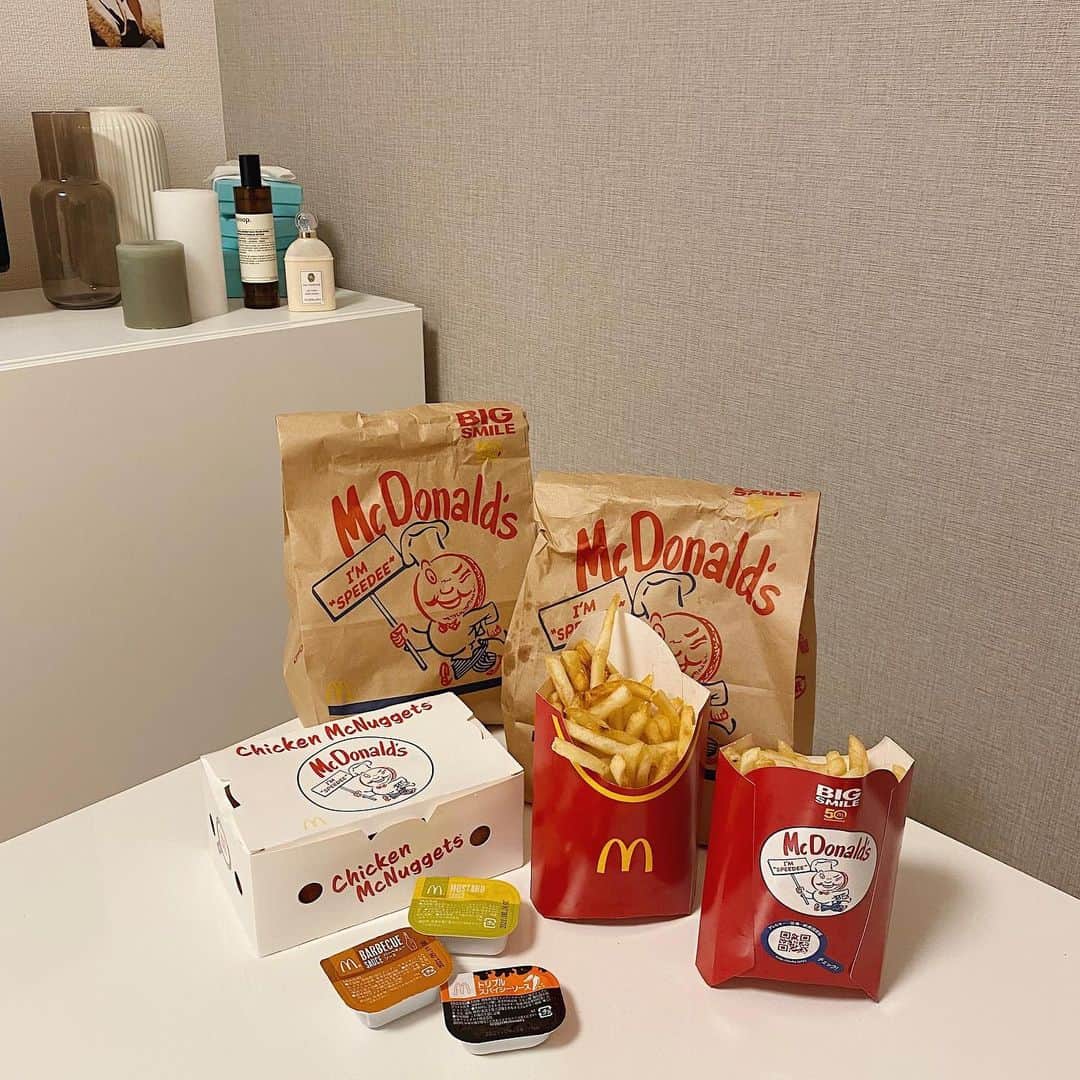 大野真昂のインスタグラム：「McDonald's ~🍟🍔  たまーに食べたくなる. 50周年限定パッケージかわいい➰  ハンバーガーあんまり好きじゃないけど ポテトなら永遠に食べれる、細いやつ😗 ナゲットはマスタード派🤞🏻  #McDonalds #マクドナルド #マック」
