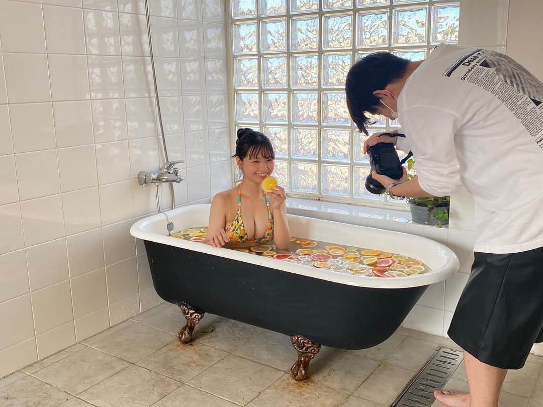 本郷柚巴のインスタグラム：「🍊🍋🛁  #Flash さん #オフショット #お風呂 #🛁」