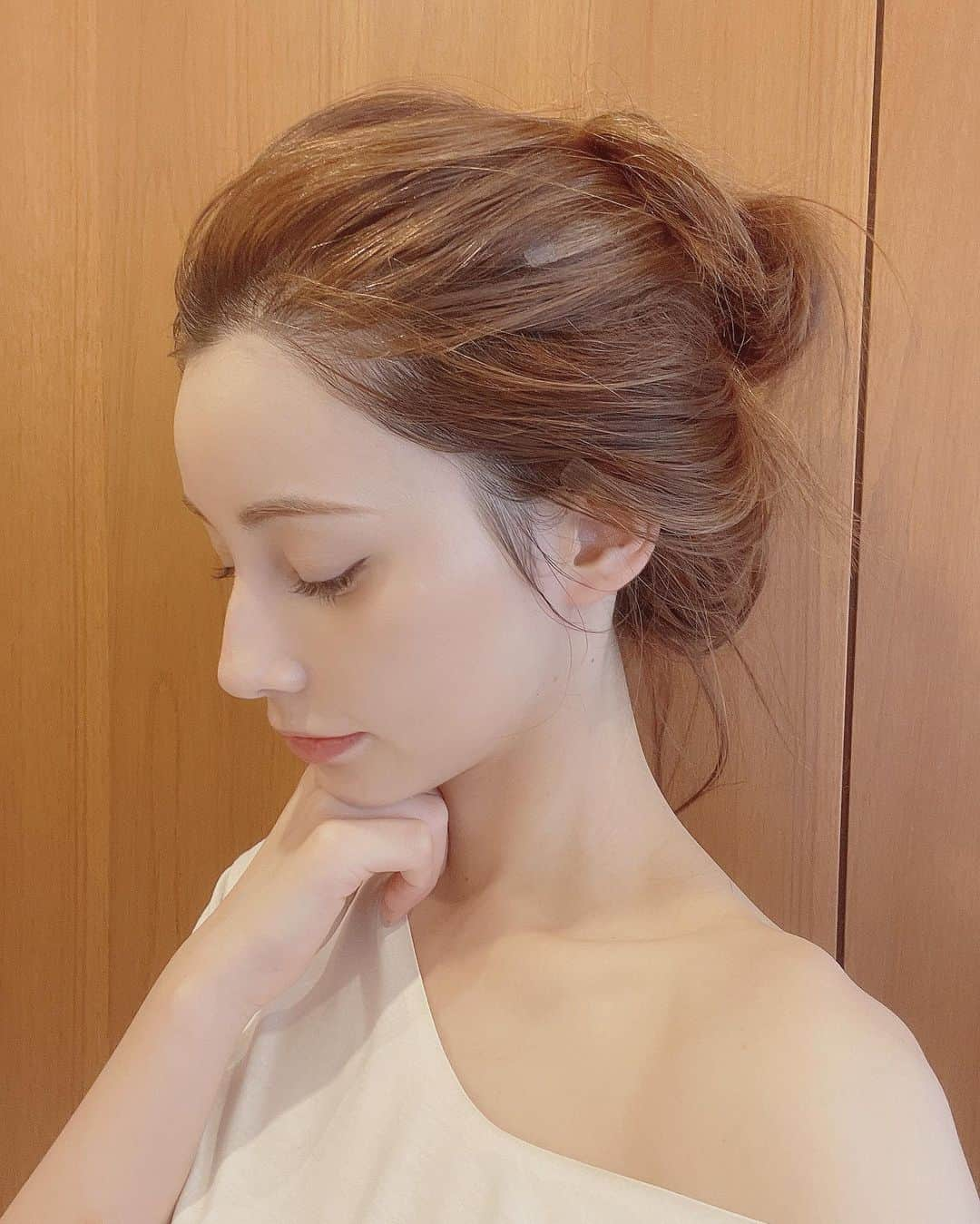 ダレノガレ明美さんのインスタグラム写真 - (ダレノガレ明美Instagram)「最近、家にいる時はこんな感じ。 緩〜いお団子ヘアー💋 暑い日が続きますが日焼けには気をつけていきましょう！  #おだんごヘア #楽ちんスタイル #お部屋スタイル」7月27日 21時16分 - darenogare.akemi