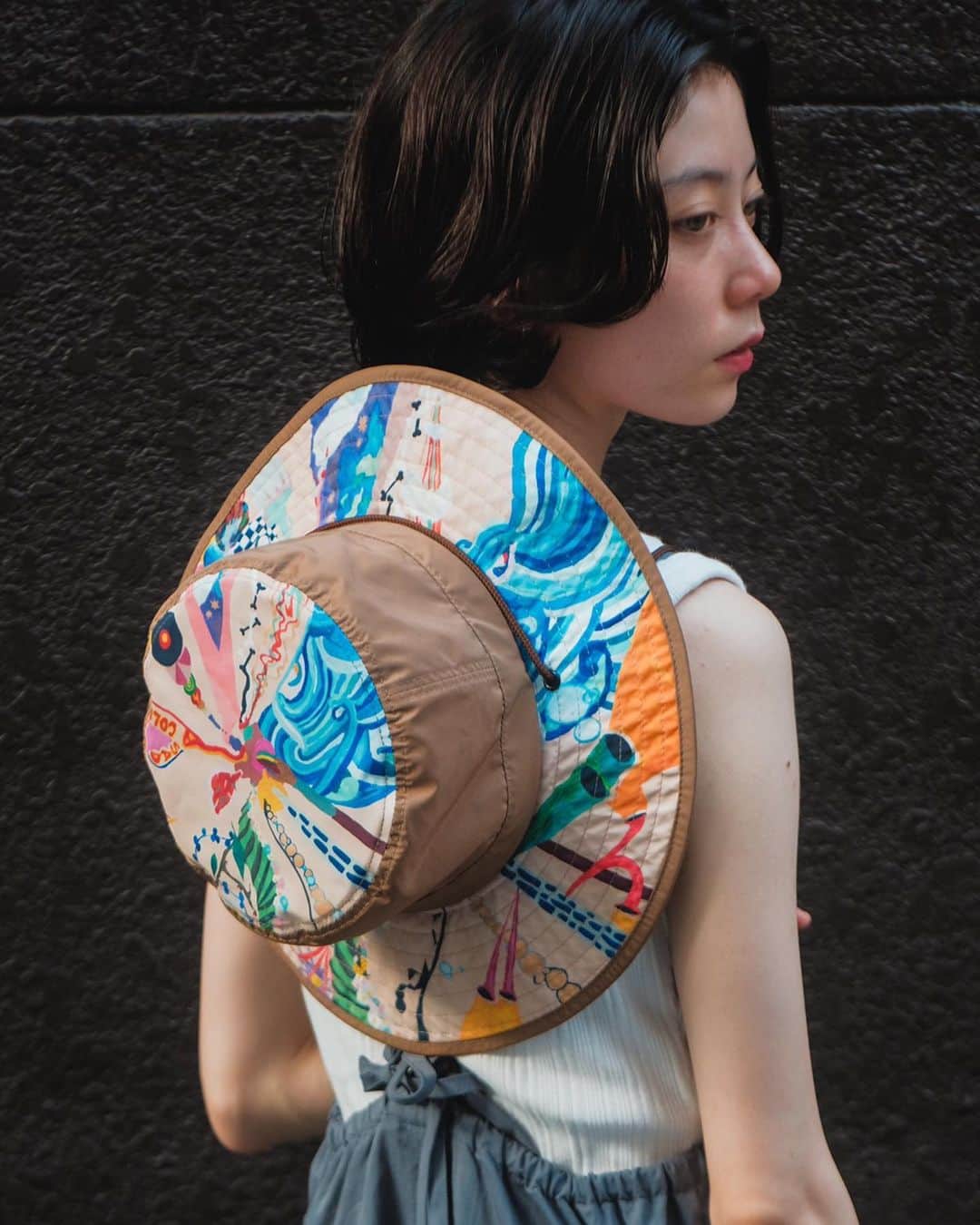 Sumireのインスタグラム：「⁡ ⁡ CA4LAさんと私が描いたデザインがコラボして帽子を発売することになりました！ ⁡ ⁡ デザインテーマとして、仕事や日々の生活がもっと明るく染まるように 日常がハッピーな方向にジャンプできるような、そんな思いを込めました。 皆さんの毎日がキラキラ輝かせてくれるラッキーアイテムになりますように🌱 ⁡ ⁡ 帽子は全部で5種類あります👑 8月1日(日)から発売なので またお知らせします☺️ ⁡」