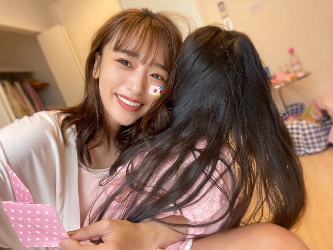 近藤千尋のインスタグラム：「オリンピック、 メダルラッシュですね🏅💞👏 素晴らしい❣️  娘の口癖は会う人会う人に 東京オリンピックしてるんだよ❗️ です。笑😂😂😂 (みんな知ってるよ☺️☺️☺️笑)  撮影現場で折り紙をして 遊んでる図❤️」