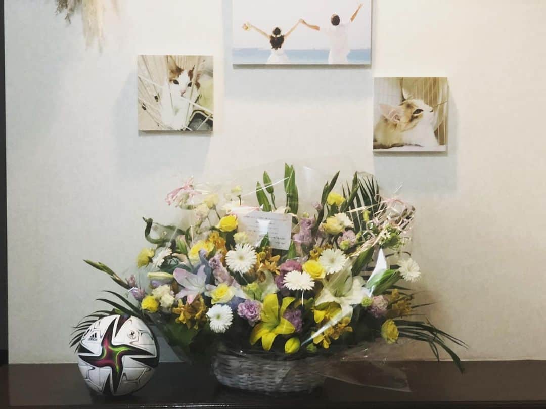 廣永遼太郎さんのインスタグラム写真 - (廣永遼太郎Instagram)「会長の三木谷さんから奥さん宛てに初勝利のお祝いの花が届きました。 奥さん宛てという粋な計らいに感無量です。ありがとうございます。 出会ってから13年、初勝利まで支え続けてくれた奥さんのためにもヴィッセル神戸のためにもこれからも頑張ります。 #ヴィッセル神戸 #visselkobe  #jacpa #sells」7月27日 21時18分 - ryotaro.h_32