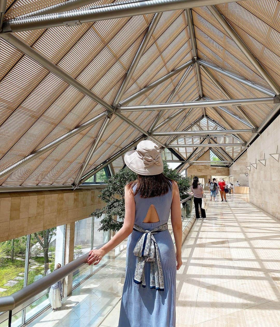 得あゆさんのインスタグラム写真 - (得あゆInstagram)「MIHO MUSEUM の美術館の中も すごく素敵だったよ〜🤍 @mihomuseum.official  中にあるカフェは、ナチュラルな食材を使っていて、 ジュースも健康的で飲みやすくて美味しかった〜✨  ・ ・ ・ ・ ・ ・ ・ ・ ・ ・ ・ ・ #mihomuseum#ミホミュージアム#トンネル#山#滋賀県#滋賀#滋賀観光#滋賀カフェ#滋賀ランチ#滋賀グルメ#ドライブ#ナチュラル#オーガニック#家族旅行#お散歩#美術館#自然#田舎#癒し#連休#お出かけ#ママコーデ#ママファッション#子育てママ#大人可愛い#大人カジュアル#日焼け止め#女子旅#museum#shiga」7月27日 21時36分 - tokuayu819