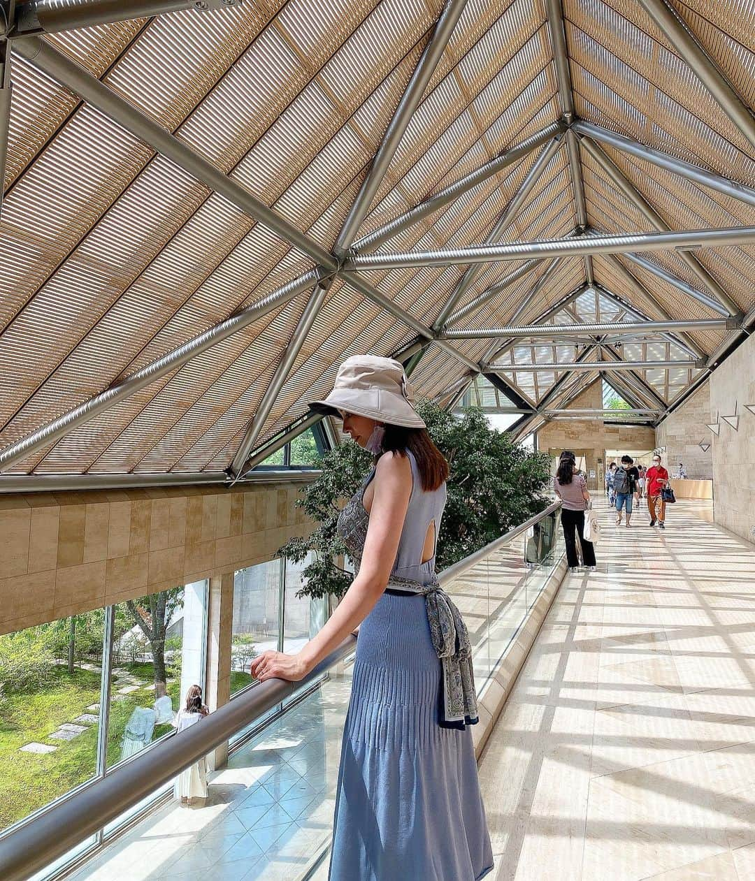 得あゆさんのインスタグラム写真 - (得あゆInstagram)「MIHO MUSEUM の美術館の中も すごく素敵だったよ〜🤍 @mihomuseum.official  中にあるカフェは、ナチュラルな食材を使っていて、 ジュースも健康的で飲みやすくて美味しかった〜✨  ・ ・ ・ ・ ・ ・ ・ ・ ・ ・ ・ ・ #mihomuseum#ミホミュージアム#トンネル#山#滋賀県#滋賀#滋賀観光#滋賀カフェ#滋賀ランチ#滋賀グルメ#ドライブ#ナチュラル#オーガニック#家族旅行#お散歩#美術館#自然#田舎#癒し#連休#お出かけ#ママコーデ#ママファッション#子育てママ#大人可愛い#大人カジュアル#日焼け止め#女子旅#museum#shiga」7月27日 21時36分 - tokuayu819