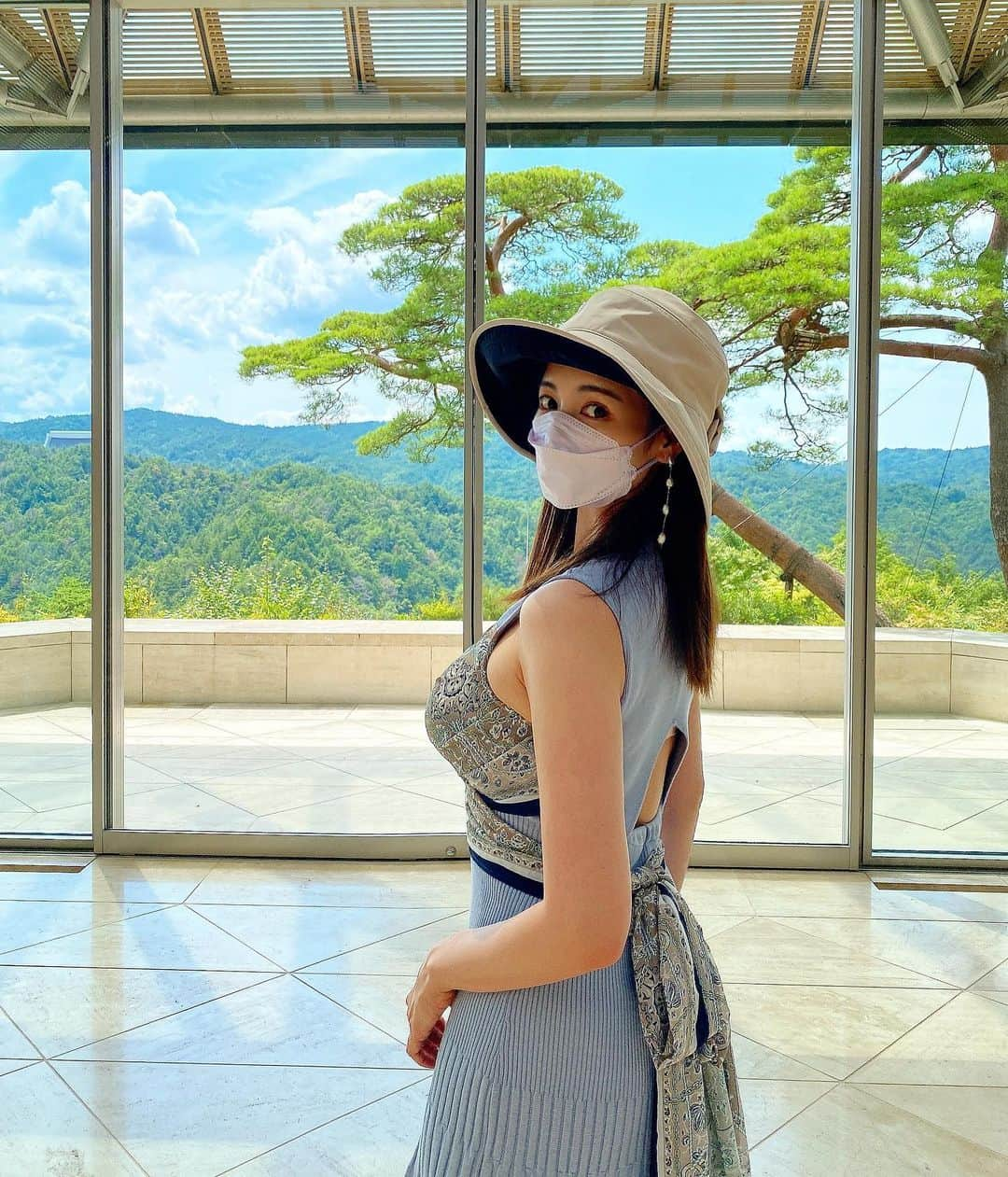 得あゆさんのインスタグラム写真 - (得あゆInstagram)「MIHO MUSEUM の美術館の中も すごく素敵だったよ〜🤍 @mihomuseum.official  中にあるカフェは、ナチュラルな食材を使っていて、 ジュースも健康的で飲みやすくて美味しかった〜✨  ・ ・ ・ ・ ・ ・ ・ ・ ・ ・ ・ ・ #mihomuseum#ミホミュージアム#トンネル#山#滋賀県#滋賀#滋賀観光#滋賀カフェ#滋賀ランチ#滋賀グルメ#ドライブ#ナチュラル#オーガニック#家族旅行#お散歩#美術館#自然#田舎#癒し#連休#お出かけ#ママコーデ#ママファッション#子育てママ#大人可愛い#大人カジュアル#日焼け止め#女子旅#museum#shiga」7月27日 21時36分 - tokuayu819