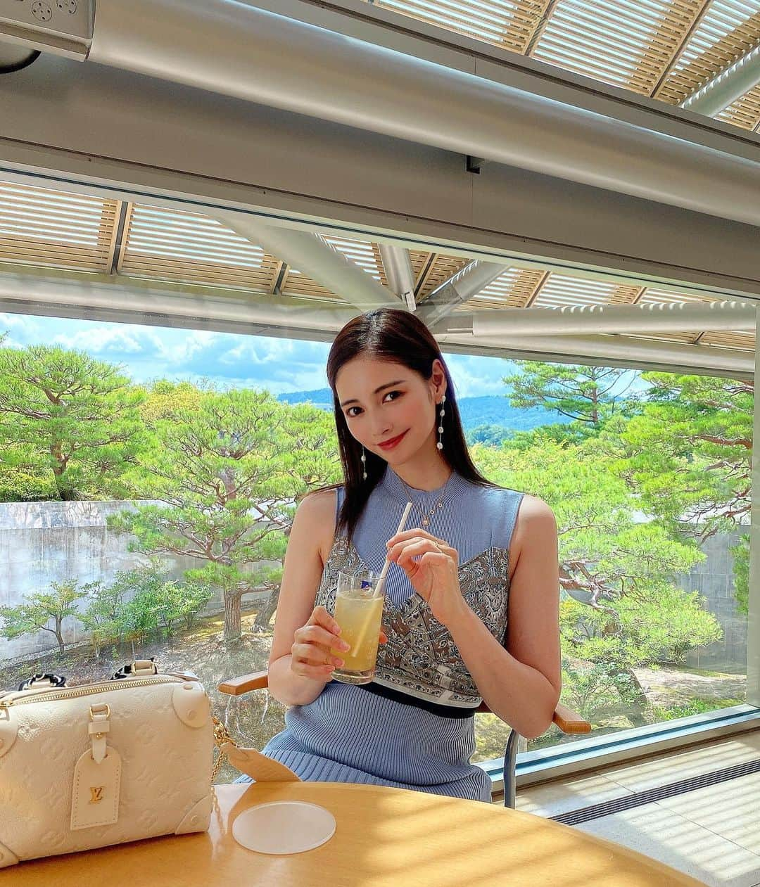 得あゆさんのインスタグラム写真 - (得あゆInstagram)「MIHO MUSEUM の美術館の中も すごく素敵だったよ〜🤍 @mihomuseum.official  中にあるカフェは、ナチュラルな食材を使っていて、 ジュースも健康的で飲みやすくて美味しかった〜✨  ・ ・ ・ ・ ・ ・ ・ ・ ・ ・ ・ ・ #mihomuseum#ミホミュージアム#トンネル#山#滋賀県#滋賀#滋賀観光#滋賀カフェ#滋賀ランチ#滋賀グルメ#ドライブ#ナチュラル#オーガニック#家族旅行#お散歩#美術館#自然#田舎#癒し#連休#お出かけ#ママコーデ#ママファッション#子育てママ#大人可愛い#大人カジュアル#日焼け止め#女子旅#museum#shiga」7月27日 21時36分 - tokuayu819