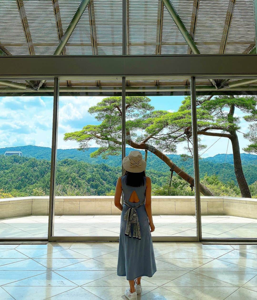 得あゆさんのインスタグラム写真 - (得あゆInstagram)「MIHO MUSEUM の美術館の中も すごく素敵だったよ〜🤍 @mihomuseum.official  中にあるカフェは、ナチュラルな食材を使っていて、 ジュースも健康的で飲みやすくて美味しかった〜✨  ・ ・ ・ ・ ・ ・ ・ ・ ・ ・ ・ ・ #mihomuseum#ミホミュージアム#トンネル#山#滋賀県#滋賀#滋賀観光#滋賀カフェ#滋賀ランチ#滋賀グルメ#ドライブ#ナチュラル#オーガニック#家族旅行#お散歩#美術館#自然#田舎#癒し#連休#お出かけ#ママコーデ#ママファッション#子育てママ#大人可愛い#大人カジュアル#日焼け止め#女子旅#museum#shiga」7月27日 21時36分 - tokuayu819