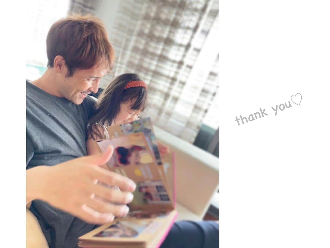 のインスタグラム：「. 大好きな幼稚園のお友達family達がアルバムを作ってプレゼントしてくれました🎁 . 最後はステイホームが続いて全然会えなかったけど、 思い返せば沢山の思い出があったなぁと(´°̥̥̥̥̥̥̥̥ω°̥̥̥̥̥̥̥̥｀) . バンコク生活約1年半の間に家族ぐるみで沢山遊んだし、娘の初お泊まりも経験させてもらいました。 パパ達と子供たちのサッカー対決なんかも良い思い出⚽️（ママ達は写真係り） . 次会える時は皆大きくなってるだろな♡ . . #一生の宝物 #アプリに顔認証してもらえなかった友人と私 #だけど友人の髪がアプリとそっくりで笑った #タイ生活」