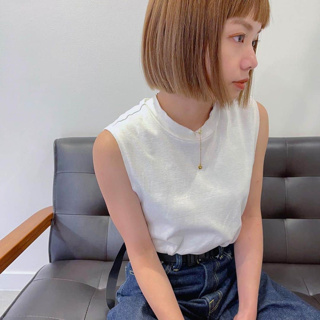 福地夏未のインスタグラム：「💓 このパツっとラインがたまらんの さすがまりちゃん！ あと少しでブリーチ部分がなくなるよ〜 _ #bob #minibob #コンパクトボブ #ミニボブ #ぱっつん #切りっぱなし」