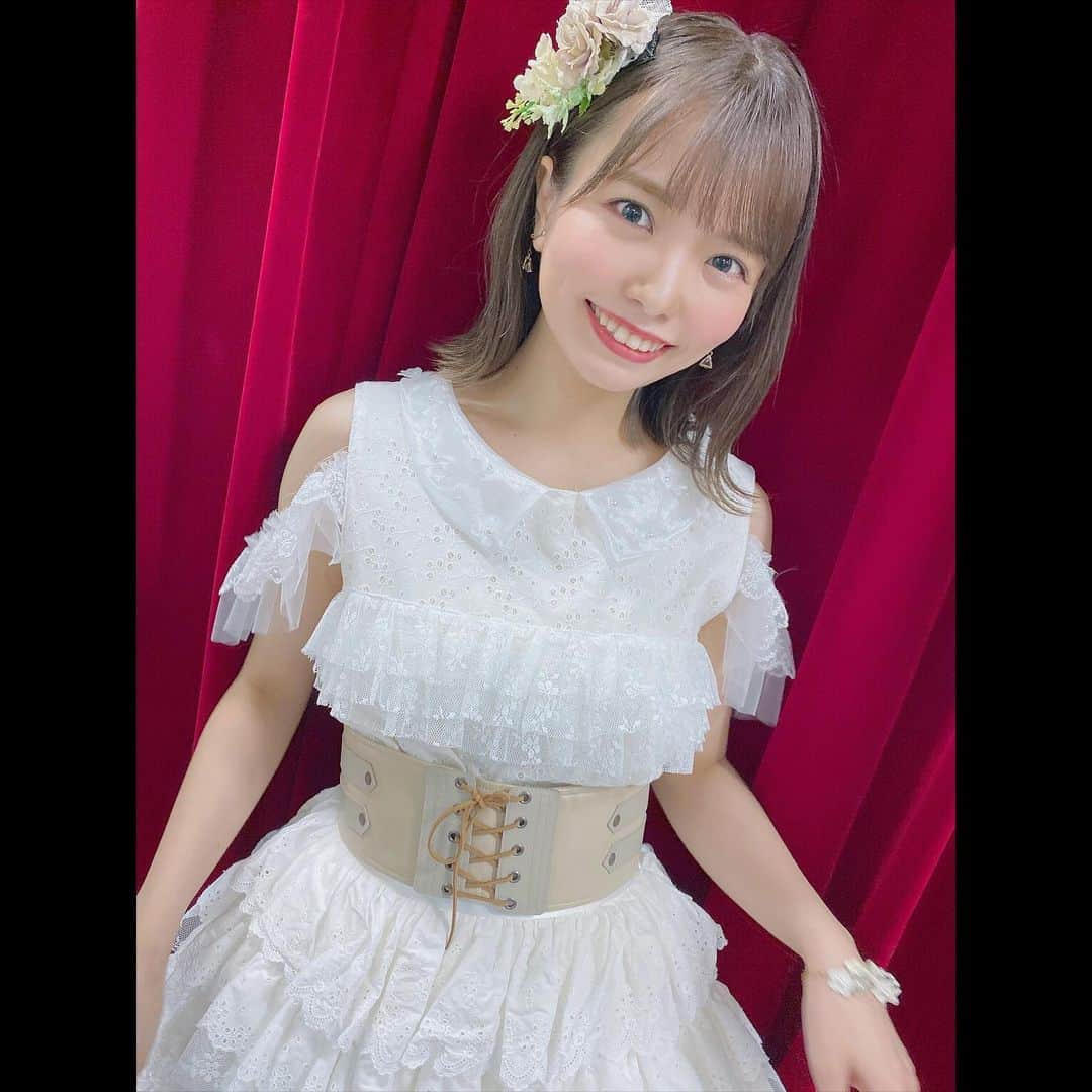 渕上舞さんのインスタグラム写真 - (渕上舞Instagram)「🌼 ⁡ ⁡ ⁡ 初めてのユニットでした☺︎ 真っ白の衣装かわいい…🛋 #心の端のソファー ⁡ ⁡ ⁡ ⁡」7月27日 21時51分 - mai_fuchigami_48