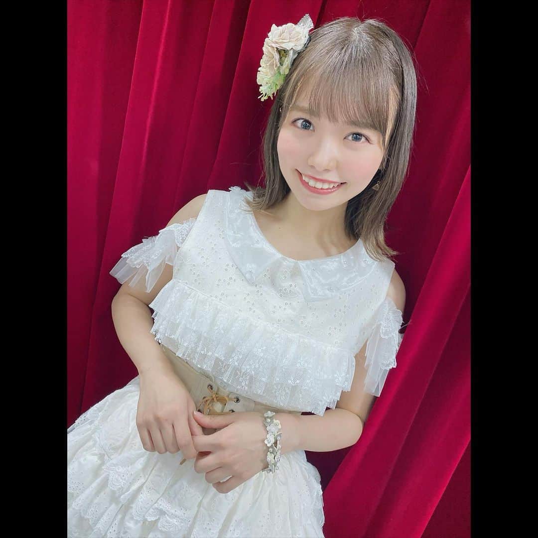 渕上舞さんのインスタグラム写真 - (渕上舞Instagram)「🌼 ⁡ ⁡ ⁡ 初めてのユニットでした☺︎ 真っ白の衣装かわいい…🛋 #心の端のソファー ⁡ ⁡ ⁡ ⁡」7月27日 21時51分 - mai_fuchigami_48