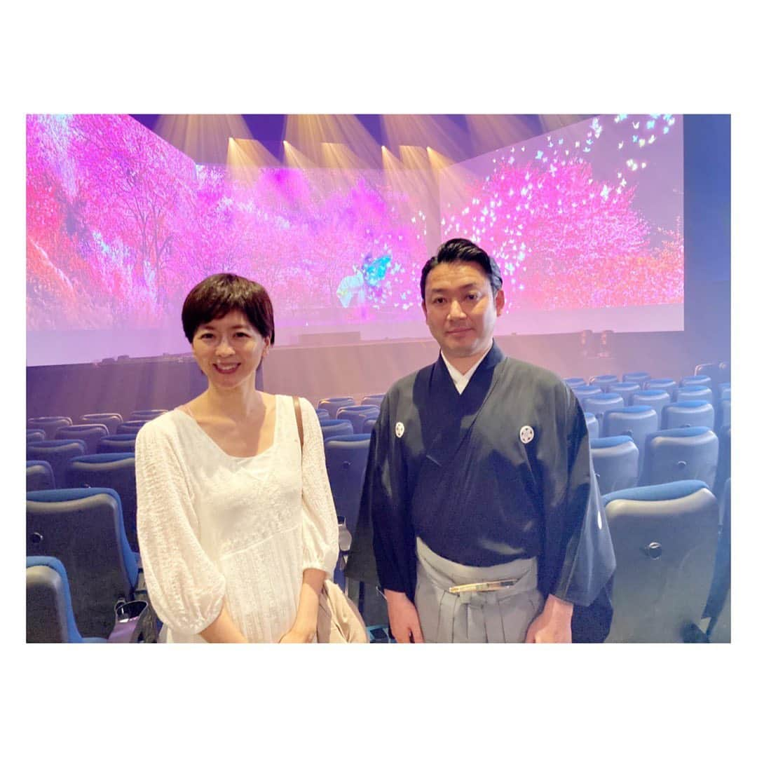 中山忍さんのインスタグラム写真 - (中山忍Instagram)「初めてのお能✨  先日、丸の内TOEIにて 「神・鬼・麗 三大能∞2020」 スペクタルライブステージを 観劇してまいりました！  伝統芸能×最新映像技術 三面スクリーンに囲まれた舞台 厳かな雰囲気に圧倒されました！  そして、華やかさと静けさ 表現として合っているかわかりませんが… その心地よさに癒されました  総合演出・出演 観世流能楽師の坂口貴信さん  ひらひらと舞う蝶の妖精が本当に美しくうっとりと見入ってしまいました  坂口さんの奥さまと仲良くさせて頂いているご縁から、初めてのお能！堪能いたしました🙌  #高砂 #胡蝶 #紅葉狩  8月27日(金)より ミレールにて先行配信予定だそうです！ とっても素敵でした✨ お見逃しなく！」7月27日 21時48分 - _shinobu_nakayama_