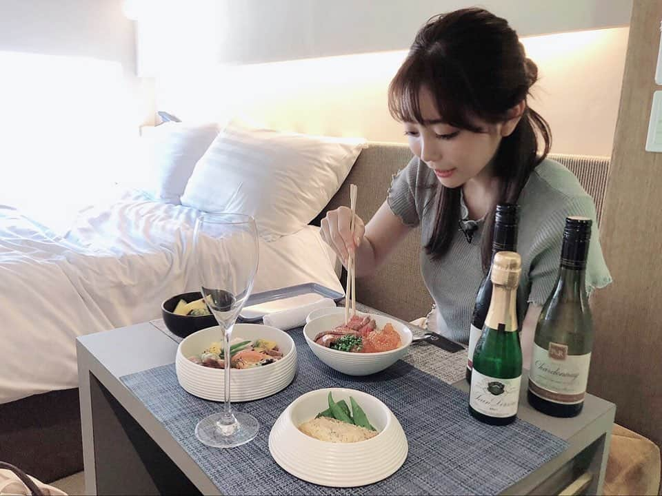 辻満里奈さんのインスタグラム写真 - (辻満里奈Instagram)「佐賀市の人気旅館 「古湯温泉ONCRI」から 中継でお伝えしました♨️  コロナ禍にもぴったりな お部屋で全てが完結できる 「一人旅満喫プラン」 オススメです✨  CM前、勢いよく走ったらパンプスが脱げ、不思議な絵でCMへ行ったのが、今日のハイライト👠  #佐賀市 #旅館 #温泉 #古湯温泉oncri #一人旅 #一人旅行 #メロンのかき氷 #かき氷 #福岡 #佐賀 #rkb毎日放送 #まちプリ #アナウンサー #辻満里奈」7月27日 21時59分 - marina__tsuji