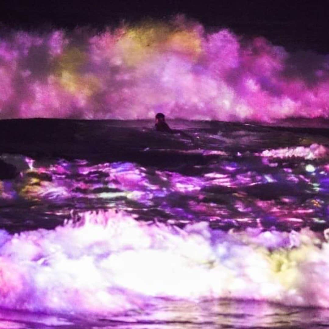 猪子寿之さんのインスタグラム写真 - (猪子寿之Instagram)「#teamlab  Flowers Bloom When the Waves Rise  海が立ち上がる時花が咲く　#チームラボ   https://www.teamlab.art/e/sea_of_shikoku/  海が力強く立ち上がり波が生まれた時、花が咲く。その波が海の一部に戻る束の間だけ、花が咲く。 海が力強く立ち上がり波が生まれた時、生命が花開くような、強い生命の息吹を感じる。波の一つ一つが生命であるかのようにすら見える。しかし、波が崩れ落ちて消えた時、儚さとともに、それが海の一部だったことに気が付く。そしてその海は全ての海と繋がっていて、つまりは、世界中の全ての波は、繋がりあっているのだ。 波が生命に見えるのは、生命とは、力強く立ち上がった波のようなものだからだ。それは、全て連続的につながりあった一つの大海から、一度もとぎれることなく連続的に立ち上がり続ける、奇跡的な現象なのだ。  Flowers bloom when the waves rise. The flowers continue to bloom only for a short time, until the wave becomes a part of the ocean once more.  When the waves rise, we can feel a powerful breath of life, as though life is blooming. It feels as though each wave has a life of its own. But when the waves collapse and disappear, we realize, with a sense of fragility, that they were a part of the ocean. And that ocean is connected to all of the other oceans. In other words, all of the waves in the world are connected to each other. The waves seem alive because life is like a rising wave. It is a miraculous phenomenon that continuously emerges from a single, continuous ocean.  #waves #wave #surfing #surfer #ocean #art」7月27日 22時03分 - inoko.teamlab