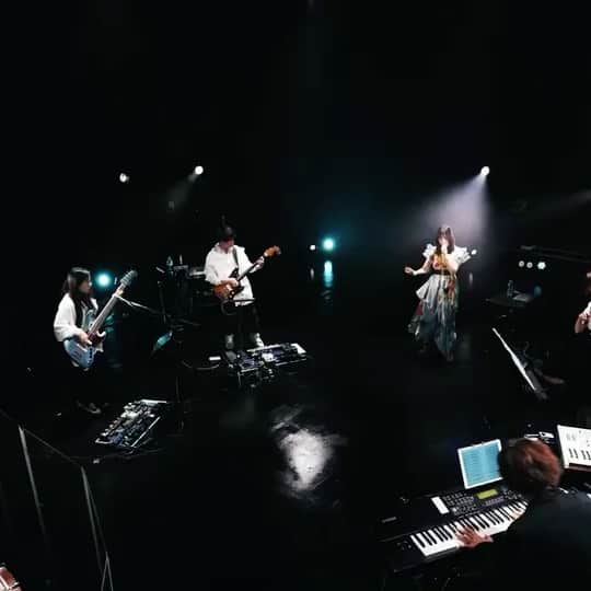 村山☆潤のインスタグラム：「「ChouCho 10th Anniversary Online Live」  Vocal ChouCho Keyboards&Sound Produce わたくし Drumsよっち Bass&chorusしょーこ Guitarコジロー Violin Ayasa  最高のメンバーと一緒にできて楽しかったです。いいライブだった！  2ndアルバムのツアーからChouChoさんのライブで弾かせて頂いてますが、 これまでのライブや作品で、 色んな事にチャレンジして、たくさんの経験をさせて頂きました！ 感謝！！  引き続き、サウンドプロデューサーとして、 ”10周年”year盛り上げていければと思います！！  #ChouCho10thLIVE  #ChouCho10thAnniversary」