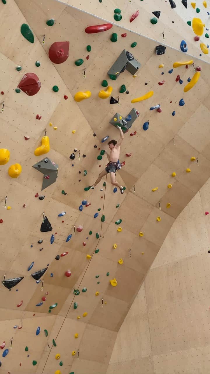 ドメン・スコフィッチのインスタグラム：「Back on the @climbing_ranch monster wall trying to send the new line I set myself last week. It’s long and it’s hard 👌😁 . @redbull #givesyouwings @redbullsi @adidas @adidasterrex @fiveten_official @pazi.to #zavarovalnicatriglav @postanivojak #slovenskavojska」