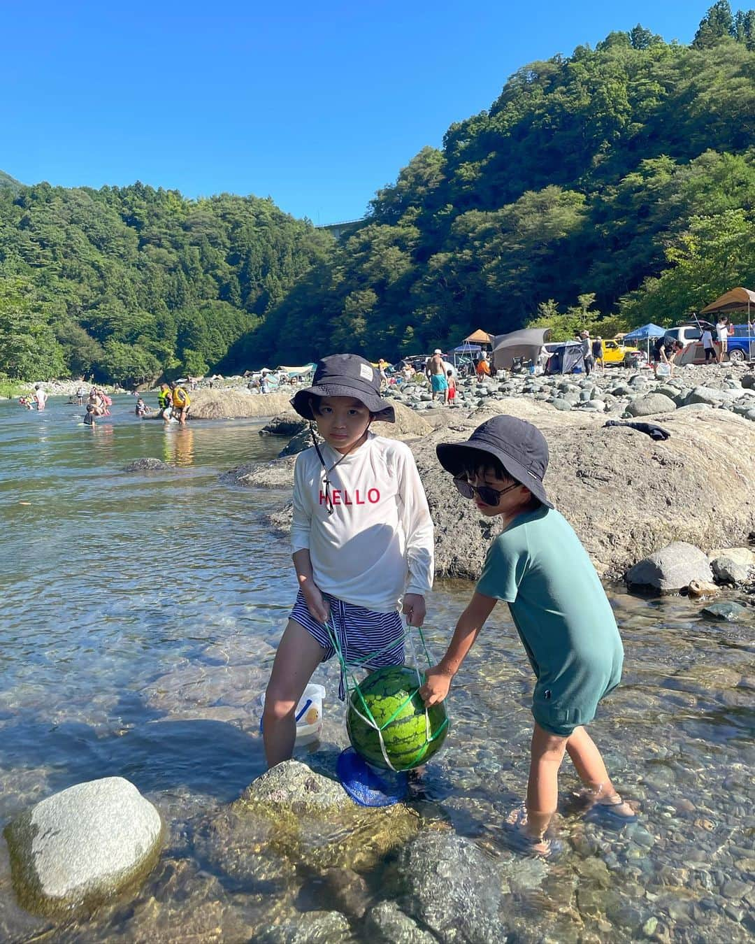 春名亜美さんのインスタグラム写真 - (春名亜美Instagram)「先日、 @mami_ishioka ファミリーと#デイキャンプ というものへ🏕  我が家、キャンプ経験が全くないもので、タープ張りから、食材、用具の手配…本当に石岡家に何から何までやってもらっちゃいました。  気温はめちゃくちゃ暑かったのだけど、川の水が冷たくて、足だけ入るだけでも一気に涼しくなって、本当に最高だった😆  また、おまみがパパっと作ってくれるお料理が美味しくて美味しくて🥺 前日から色々用意してくれた、おまみと肉父さんには本当に感謝しかなかったです🙇🏻‍♀️  息子達は、到着してから帰るまで、魚探したり、水鉄砲したり、ずぅーーーーーっと川に入ってました (こんなに川遊びが好きだなんて正直親が1番驚き😀)  スイカも1玉持って来てくれてて、川で冷やして食べるスイカはこれまた格別だったー🍉  石岡家のおかげで夏の始まりが本当最高の幕開けとなりました🌈 ・ ・ ・ #デイキャンプ #川遊び #川キャンプ #アウトドア #キャンプ #outdoor #子連れキャンプ #daycamp #camp #ファミリーキャンプ」7月27日 23時59分 - amiharunaami