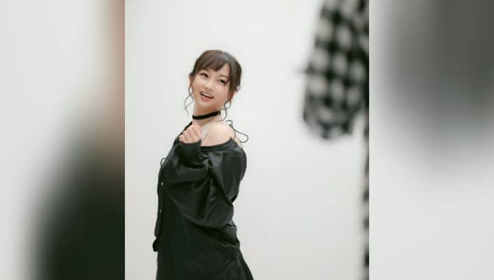 のインスタグラム：「7月21日に発売された小説『アンハッピーフライデー ――闇に蠢く恋物語』のカバー写真撮影風景です📷🌈  全編はYouTubeからご覧ください🌹 https://youtu.be/MHYsmJV0_HQ  よろしくお願いします😊  #二見ホラーミステリ文庫 #闇恋 #aya怖channel #小説」