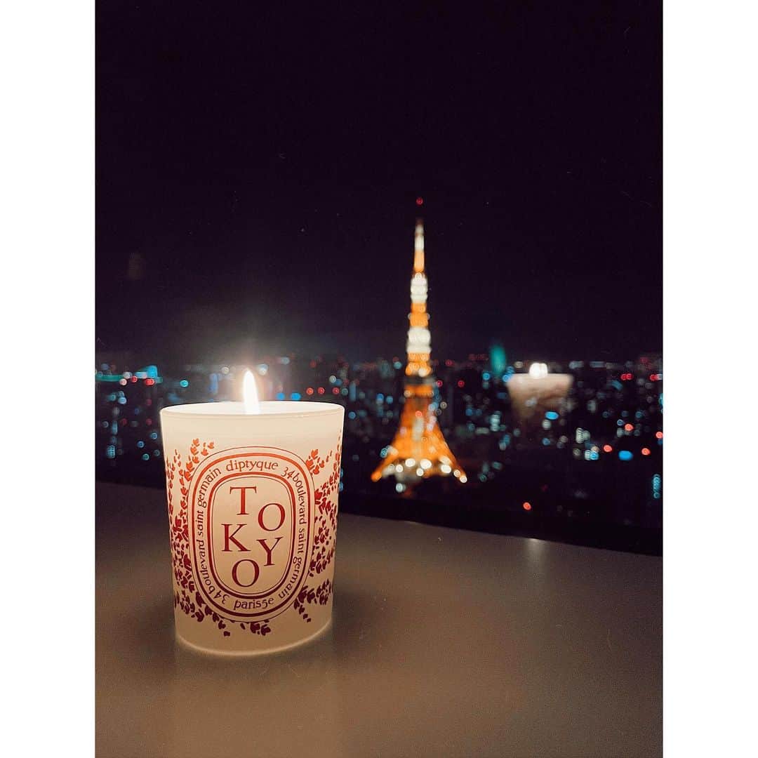紗栄子さんのインスタグラム写真 - (紗栄子Instagram)「久しぶりに長期滞在している東京。  この1ヶ月、いろんな表情をみせてくれた東京タワーですが、私はやっぱりこのスタンダードな色が好きだなぁと。。  そんなことも今日の今日まで感じることができていなかった余裕の無い自分に気づき、がっかりな夜。  キャンドルを炊いて ゆっくり心を落ち着ちつかせ 自分と向き合う準備をする。  直往邁進することで大切なものを見落としているかもしれない私に必要な時間。  美しい「TOKYO CANDDLE」のヒノキの香りに包まれて  しっかり自分と対話しよう。  明日もみんなで笑顔で過ごせます様に🤲🏻 #diptyque #tokyocandle」7月28日 0時24分 - saekoofficial
