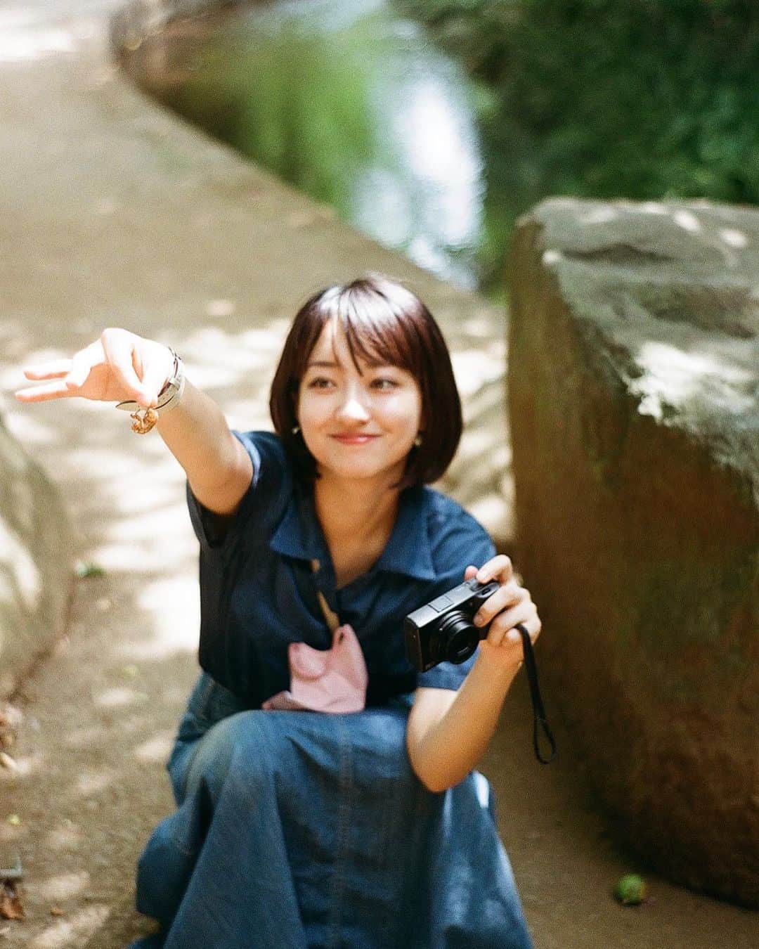 倉田茉美のインスタグラム：「せみのぬけがら。 土の中にいる時間の方がながくて そのぶん思いっきり鳴いてロック」