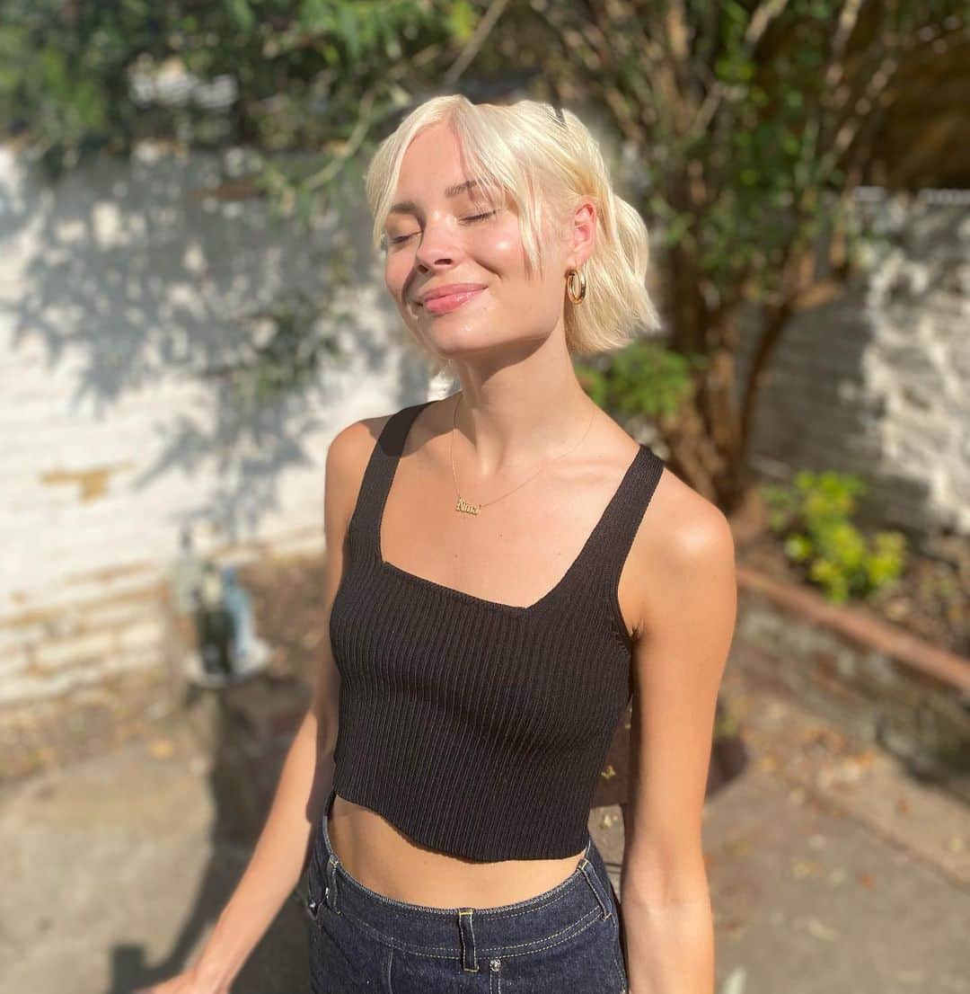 ニーナ・ネスビットのインスタグラム：「2 days until the summer fling package holiday! ✈️🦋🍸😝 I’m putting together a pub quiz for you all… what should the theme be?!」