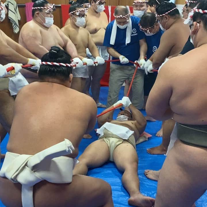 安美錦竜児（安治川）のインスタグラム：「綱打ち✨ 作り方、わかるかな？ #綱打ち #照ノ富士 #横綱」