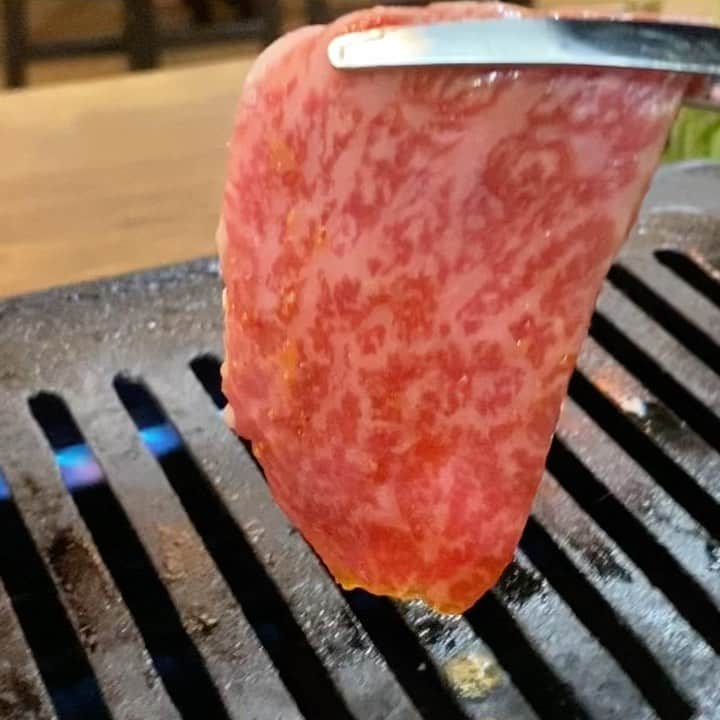 石垣島ウシ子のインスタグラム：「ネット販売でも人気の商品‼️ 【スライス肉】で【焼きしゃぶ】  さっと炙る程度で 柔らか肉質🤤♥️  じっくり焼いてカリカリにしちゃ もったいないです🤩  #石垣島  #焼肉  #沖縄  #沖縄旅行  #絶景  #yakiniku  #okinawa  #ishigakiisland  #ビーチ  #旅行記  #リゾート  #南国  #旅行好き  #一人旅行  #タビジョ  #ウシ子  #ishigakijima  #ishigaki  #ishigakigyu   #石垣島焼肉  #石垣牛  #焼肉ちょうしゅう  #焼肉ちょうしゅう石垣島本店  #空  #焼肉好き  #焼肉好きな人と繋がりたい  #写真好きな人と繋がりたい  #ダイビング好きな人と繋がりたい  #特星塩」