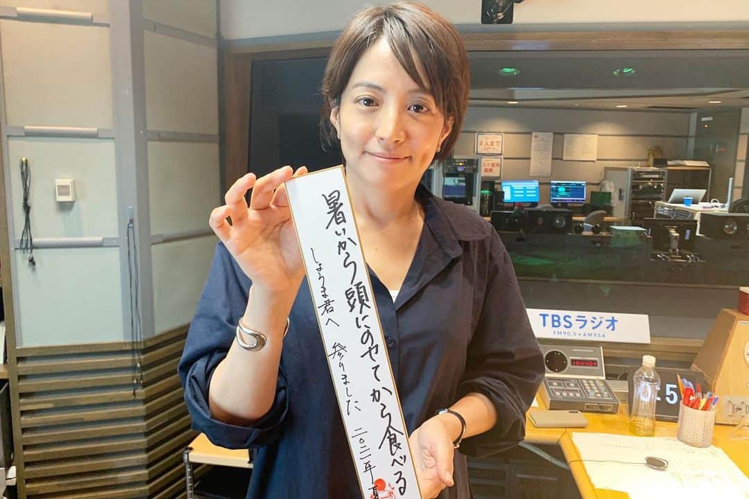 のインスタグラム：「＼火曜のハイライト／  暑いから 頭にのせて から食べる  vs珠緒、初戦から敗退。 あえなく。圧倒的に。 うわーーん😭😭  #tama954 #たまむすび #赤江珠緒 #山里亮太 #こども俳句コンクール #来週は宝塚企画もスタート #Twitterのフォローもよろしくです🤲」